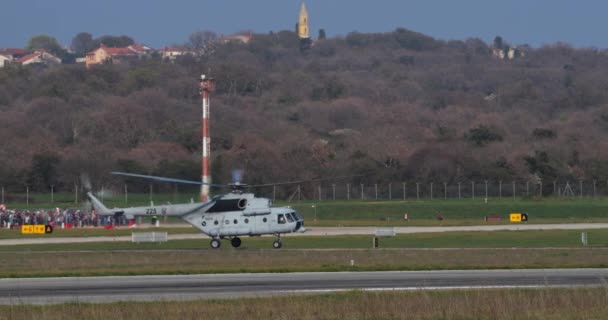 プーロクロアチア 2024 高度な軍用ヘリコプターミル 171 ヒップ ソビエトのエクスポートバージョン 空港から離陸 — ストック動画