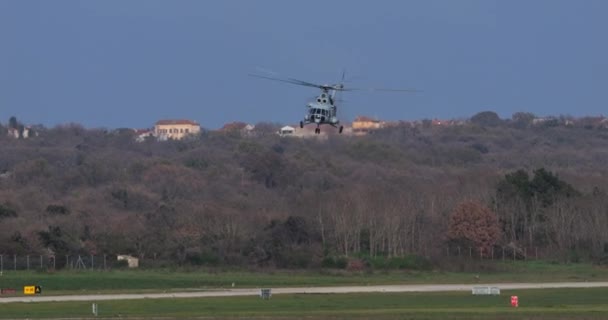 プーラ クロアチア 2024年3月23日 ロシア製の軍用ヘリコプターは 丘と日光の背景を持つ低高度と速度で飛ぶ ミルMi 171 クロアチア空軍のヒップ — ストック動画