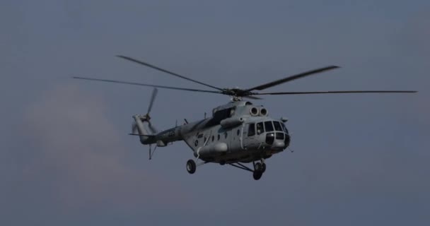プーラ クロアチア 2024年3月23日 明確な空に向かって飛行するロシア製の軍用輸送ヘリコプターのクローズアップビュー ミルMi クロアチア空軍のヒップ — ストック動画