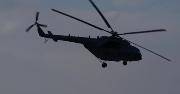 プーラ クロアチア 2024年3月23日 ロシア製の軍用輸送ヘリコプターの閉鎖 暗いシルエットから始まり コックピットが点灯し 戦争ニュースに最適です ミルMi クロアチア空軍のヒップ — ストック動画