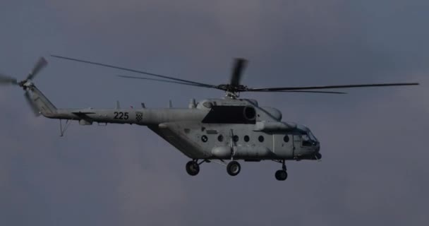 プーラ クロアチア 2024年3月23日 ロシアは軍用輸送ヘリコプターを飛行させた クローズアップ コンテキストフリーのビューは 戦争や軍事的コンテンツに最適です ミルMi 171 クロアチア空軍のヒップ — ストック動画