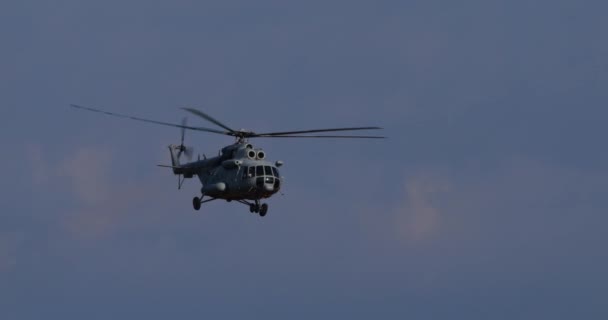 プーラ クロアチア 2024年3月23日 ロシア製の軍用輸送ヘリコプターを閉鎖し 軍事危機における緊張と恐怖を呼び起こした ミルMi クロアチア空軍のヒップ — ストック動画