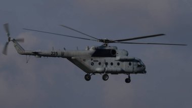 Pula Hırvatistan 23 Mart 2024: Uçuşun ortasında Hırvat hava kuvvetlerinin Mil mi-17 kalça helikopteri, geniş bir kopya uzayıyla alacakaranlık gökyüzüne doğru yola çıktı