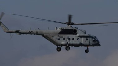 Pula Hırvatistan 23 Mart 2024: Hırvat hava kuvvetleri mil-17 kalça helikopteri kopya alanı için açık havada yakalandı