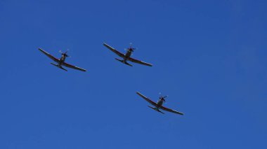 Pula Hırvatistan 23 Mart 2024: Pilatus pc-9 uçakları açık mavi gökyüzüne karşı uçuyor