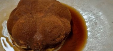 Beyaz bir plaka üzerinde erimiş merkezi olan çikolatalı lav kekine yakın plan.