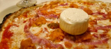 Peynirli lezzetli bir pizzanın detaylı bir görüntüsünü gösteren yüksek kaliteli bir görüntü, yiyecekle ilgili içerik için mükemmel.