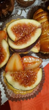 Lezzetli incir ve çilekli turta yakın plan, olgun meyve ve altın hamur işi sergileniyor.