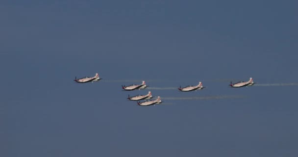 克罗地亚2024年3月23日 飞机强大的发动机呼啸着穿过空气 在他们的觉醒中留下了白色汽笛的痕迹 克罗地亚空军杂技队Krila Oluje的Pilatus — 图库视频影像