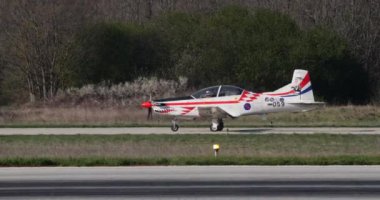 Pula Hırvatistan 23 Mart 2024: Uçak pistte Hassasiyetle ilerliyor. Atmosfer hazır olma ve beklenti hissiyle doludur. Pilatus PC-9 Hırvat Hava Kuvvetleri Akrobatik Takımı Krila Oluje.