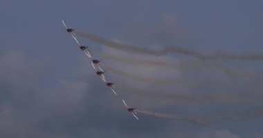 Pula Hırvatistan 23 Mart 2024: Pilotlar Senkronize Hareketleri, İstisnai Takım Çalışmaları ve Koordinasyonlarının kanıtıdır. Hava sahası hakimiyeti. Pilatus PC-9 Hırvat Hava Kuvvetleri Akrobatik Takımı Krila Oluje.