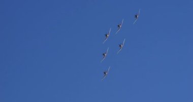 Pula Hırvatistan 23 Mart 2024: Ekip İzleyicileri Dehşete Düşüren Kusursuz Bir Koordinasyon Gösteriyor. Görkemli Hava Cesaretinin Gösterisi. Pilatus PC-9 Hırvat Hava Kuvvetleri Akrobatik Takımı Krila Oluje.