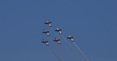 Pula Hırvatistan 23 Mart 2024: Pilot Ekibi Şaşırtıcı Hava Gösterisi Gösteriyor. Gökyüzüne hükmeden Havacıların Yetenek ve Uzmanlığı. Hırvat Hava Kuvvetleri Akrobatik Takımı Krila Oluje 'den Pilatus PC-9.