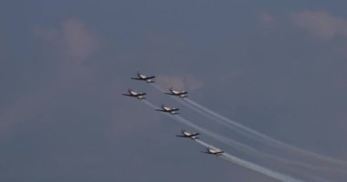 Pula Hırvatistan 23 Mart 2024: Uçak Pilotlarla Mükemmel Eşgüdümlü Yükseliyor ve Dalıyor. Bu bir Yetenek Gösterisidir. Hırvat Hava Kuvvetleri Akrobatik Takımı Krila Oluje 'den Pilatus PC-9.