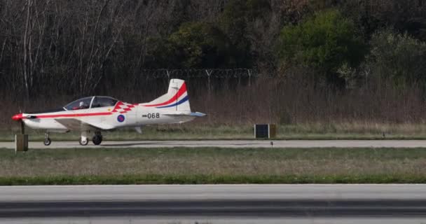 波拉克罗地亚2024年3月23日 飞行员引导飞机降落跑道 执行为使其离开而对其进行对齐所必需的精巧Maneuvers 克罗地亚空军杂技队Krila Oluje的Pilatus — 图库视频影像