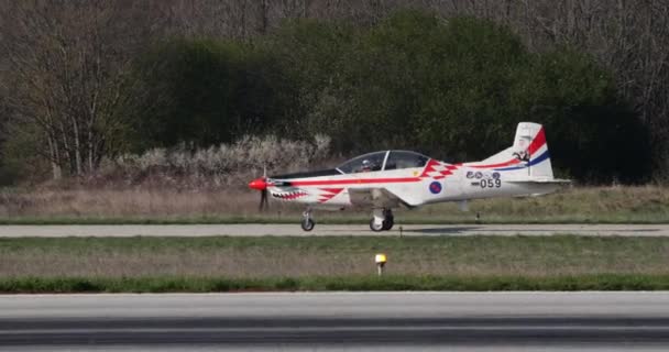 Pula Hırvatistan Mart 2024 Uçak Pistte Hassasiyetle Ilerliyor Atmosfer Hazır — Stok video