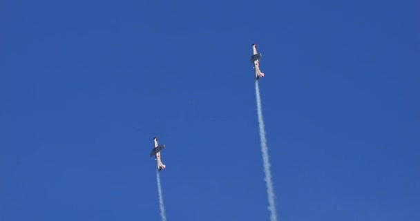 プーラ クロアチア 2024年3月23日 華麗な青い空を背景に パイロット マヌーヴェルの精度は息を呑むほど短いものではない クロアチア空軍アクロバティックチームのピラトゥスPc — ストック動画