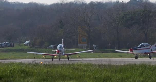 Pula Hırvatistan Mart 2024 Zorlu Makinelerin Altındaki Pist Titriyor Havacılık — Stok video