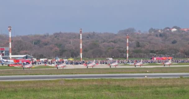 プーラ クロアチア 2024年3月23日 飛行場は 滑走路に沿って完璧な同期で航空機グライドとしての魅惑的なスペクタクルと共に生きています クロアチア空軍アクロバティックチームのピラトゥスPc — ストック動画