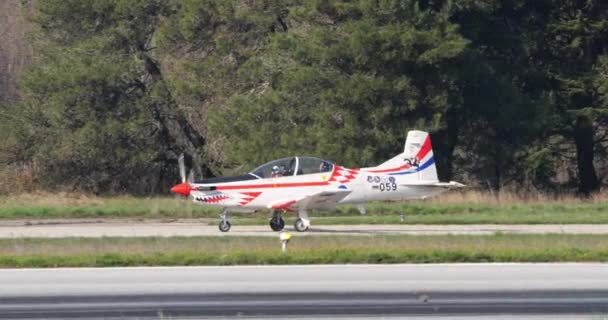 克罗埃西亚2024年3月23日 具有流畅优雅的航空器运动 每项动议都是为准备离场而计算的 克罗地亚空军杂技队Krila Oluje的Pilatus — 图库视频影像
