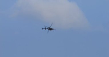 Pula Hırvatistan 23 Mart 2024: Hafif silahlı keşif helikopteri çevredeki düşmanları tespit etmek için tepelerin üzerinden alçaktan uçuyor. Hırvat Hava Kuvvetleri 'nden Bell OH-58 Kiowa