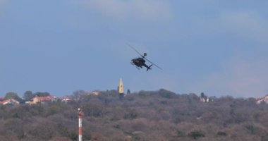 Pula Hırvatistan 23 Mart 2024: Hırvat Hava Kuvvetleri 'nden Bell OH-58 Kiowa düşük irtifa silahlı keşif görevi yürüttü.