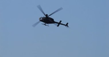 Pula Hırvatistan 23 Mart 2024: NATO silahlı keşif helikopteri mavi gökyüzünde göreve hazır devriye geziyor. Hırvat Hava Kuvvetleri 'nden Bell OH-58 Kiowa