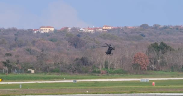 Pula Croacia Marzo 2024 Helicóptero Militar Negro Vuela Bajo Rozando — Vídeo de stock
