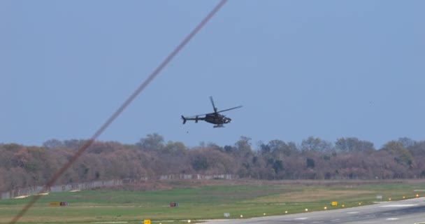 波拉克罗地亚2024年3月23日 北约黑色观察直升机在低空飞行以监测周围地形 克罗地亚空军的Bell Kiova — 图库视频影像