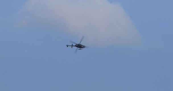 波拉克罗地亚2024年3月23日 轻型武装侦察直升机在山丘上空低空飞行 以探测周围地形的敌人 克罗地亚空军的Bell Kiova — 图库视频影像