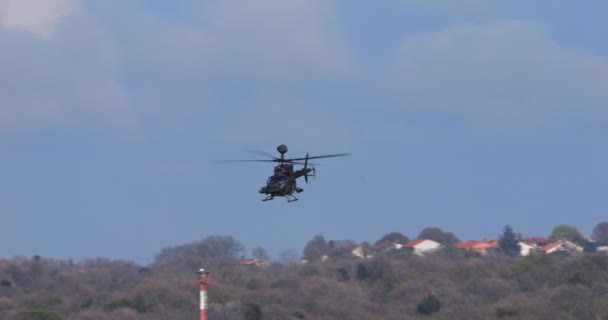 Пула Хорватия 2024 Черный Легкий Разведывательный Вертолет Оснащенный Сферическим Роторным — стоковое видео