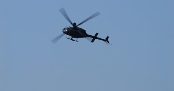 波拉克罗地亚2024年3月23日 北约武装侦察直升机在蓝天巡逻 准备执行任务 克罗地亚空军的Bell Kiova — 图库视频影像