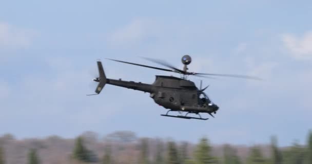 Pula Kroatië Maart 2024 Zwarte Bewapende Verkenningshelikopter Vliegt Hoge Snelheid — Stockvideo