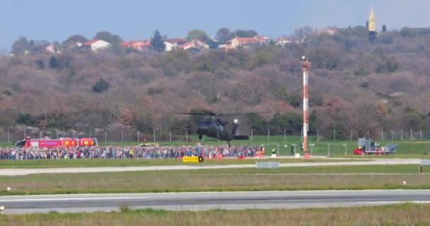 크로아티아 2024 헬리콥터는 앞에서 느리게 비행하여 능력을 보여줍니다 크로아티아 공군의 — 비디오