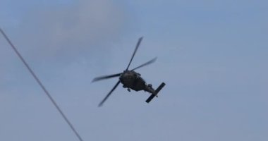 Pula Hırvatistan 23 Mart 2024: Amerikan nakliye askeri helikopteri açık mavi gökyüzünde alçaktan uçuyor. Sikorsky UH-60 S-70 Hırvat Hava Kuvvetleri Kara Şahini.