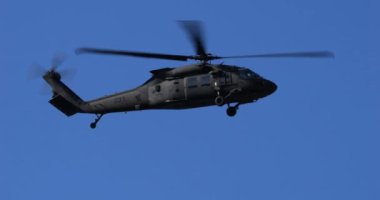 Pula Hırvatistan 23 Mart 2024: Açık mavi gökyüzünde uçan NATO askeri taşımacılık helikopterinin yakın çekimi. Sikorsky UH-60 S-70 Hırvat Hava Kuvvetleri Kara Şahini