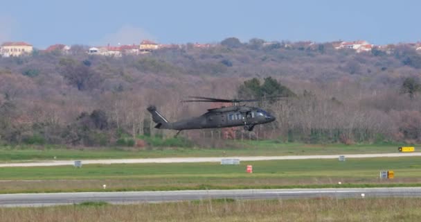 Pula Kroatië Maart 2024 Navo Transporthelikopter Zweeft Laag Boven Startbaan — Stockvideo