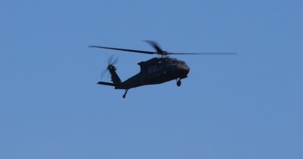 März 2024 Der Militärtransporthubschrauber Black Hawk Demonstriert Seine Fähigkeiten Flug — Stockvideo