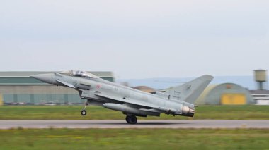 Istrana İtalya 5 Nisan 2024: NATO Savaş Uçakları Hava Savunma Misyonu için Kalkış. Yan Görünüm Yakından. İtalyan Hava Kuvvetleri 'nden Eurofighter Typhoon. Boşluğu Kopyala.