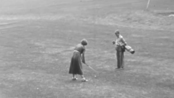 Donna Colpo Golf Club Mentre Uomo Tiene Borse Con Mazze — Video Stock