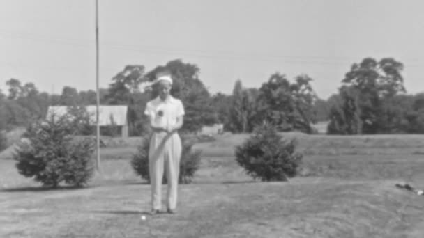 코스에서 스윙에 Golfer 무성한 나무와 페어웨이의 배경에 대하여 명확한 집중된 — 비디오
