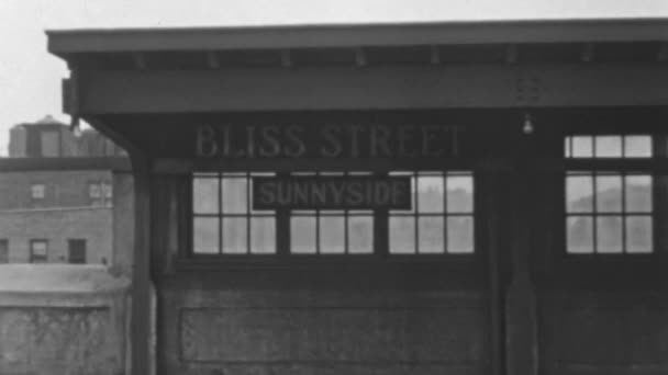 トランジットステーションプラットフォーム バックグラウンドの古い建物とクリアスキーは 20世紀中期から中期の都市アメリカのセンスを引き起こしました 1930年代のニューヨーク46丁目ブリス ストリート駅 — ストック動画
