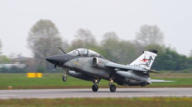 Istrana İtalya 5 Nisan 2024: NATO Askeri Havaalanına Savaş Uçakları İndi. Yan Görünüm Yakından. İtalyan Hava Kuvvetleri 'nden AMX Ghibli. Boşluğu Kopyala