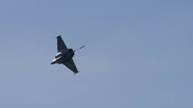 Zagreb, Hırvatistan, 11 Mayıs 2024: Rafale savaş uçağı açık mavi gökyüzüne doğru uçuyor. Gösterişli siluet bu modern çoklu savaş uçağının gelişmiş aerodinamiklerini sergiliyor. Boşluğu Kopyala