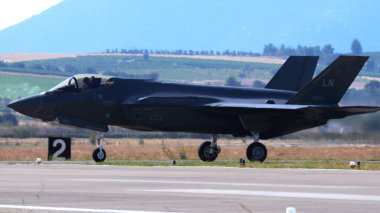 Atina 3 Eylül 2023: Arka planda dağ ile birlikte savaş uçağı pistte. Uzayı kopyala Lockheed Martin F-35 Lightning II Birleşik Devletler Hava Kuvvetleri.