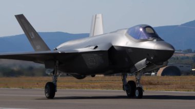 Atina 3 Eylül 2023: Arka planda dağla birlikte savaş uçağı pistte taksicilik yapıyor. Uzayı kopyala Lockheed Martin F-35 Lightning II Birleşik Devletler Hava Kuvvetleri. 