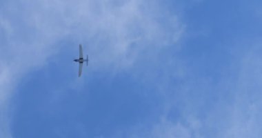 Padova İtalya 22 Haziran 2024: Savaş sonrasından kalma tarihi alçak kanatlı pervaneli uçak mavi gökyüzünde kameramanın tam üstünde mükemmel bir döngü oluşturuyor. Fiat G.46 'dan ustaca bir manevra.