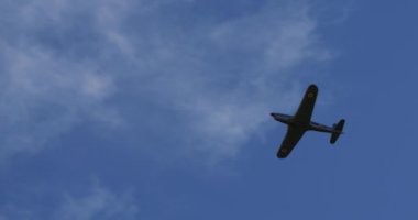 Padova İtalya 22 Haziran 2024: Yakın savaş döneminden kalma askeri eğitim uçağı mükemmel bir turneaux manevrası gerçekleştiriyor. Fiat G.46 tarafından gösterilen hassasiyet ve kontrol.