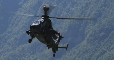 Mollis İsviçre 18 Ağustos 2023: Alman Ordusu 'ndan Eurocopter Tiger helikopteri NATO eğitimi sırasında faaliyet gösteriyor. Metin veya grafikler için boşluk kopyala.
