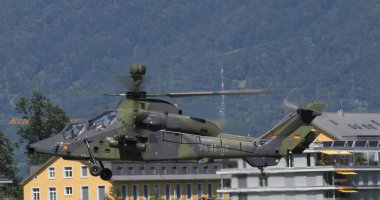 Mollis İsviçre 18 Ağustos 2023: Bir hava gösterisi sırasında İsviçre 'nin dar bir vadisinde Alman Ordusu' ndan kalkan Eurocopter Tiger helikopteri yere yakın manevra yapıyor. Metin veya grafikler için boşluk kopyala.